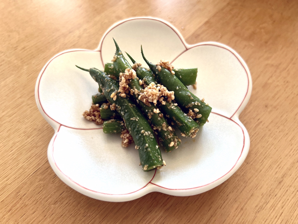 Green Beans dressed in sesame seeds