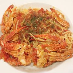 Pasta with Migratory crab and tomato sauce